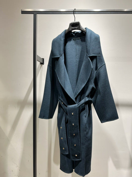 Cashmere coat decorated with rivets